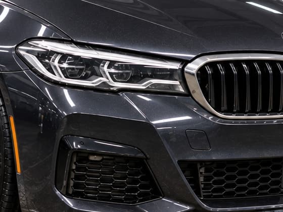 Detalj prednjeg fara i maske BMW automobila sa zaštićenim lakom